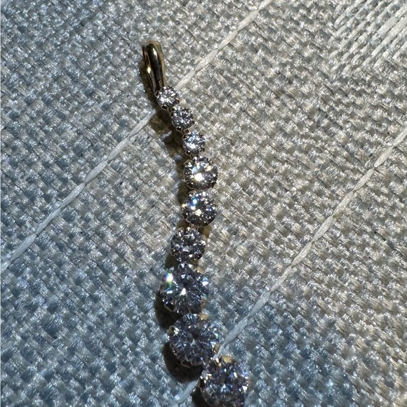 14K curved pendant with cubic zirconia stones - Picture 2 of 7